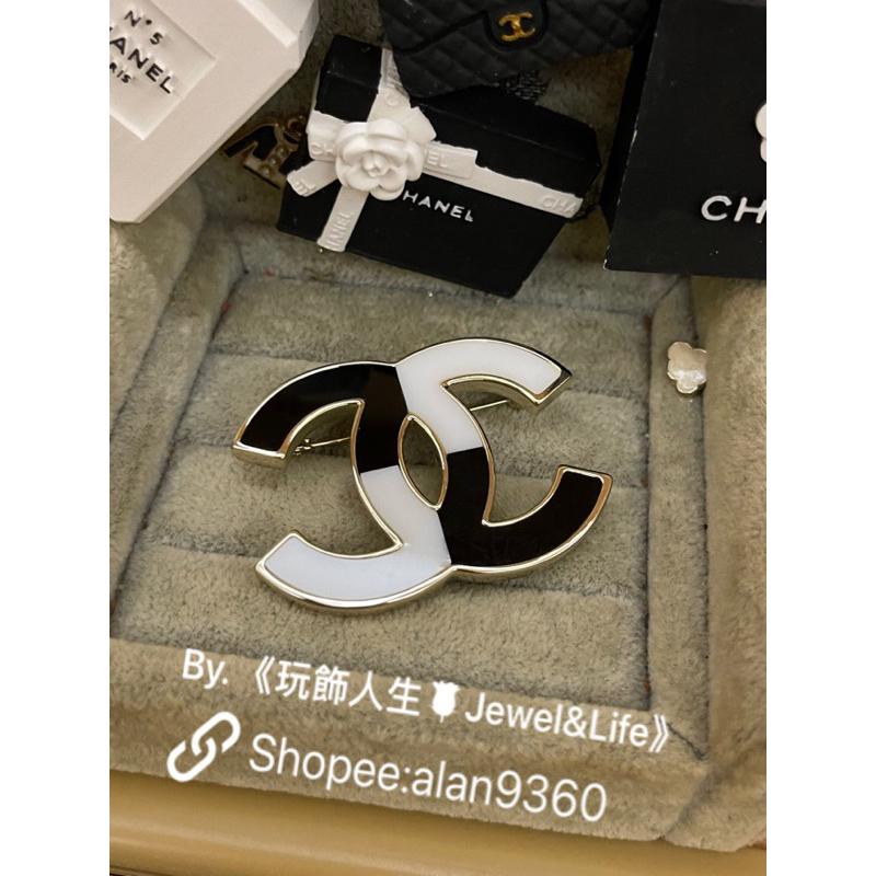 CHANEL 香奈兒 超美 基本款 大雙C LOGO 黑白琺瑯 淡金色 二手 造型 別針 胸針-細節圖3