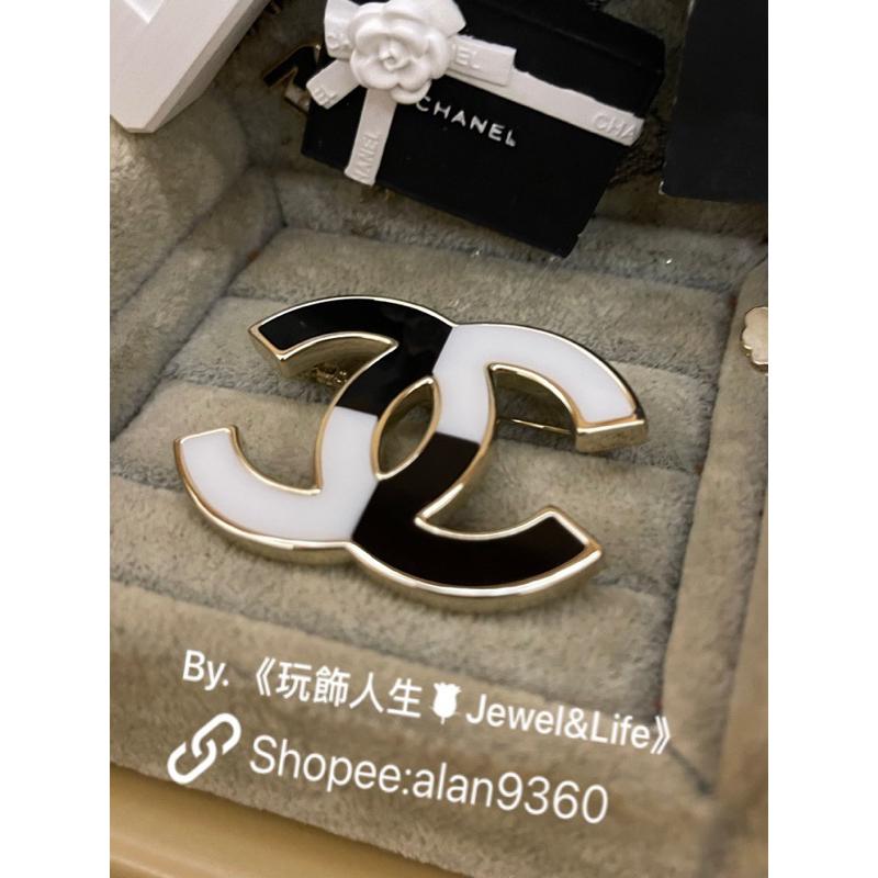 CHANEL 香奈兒 超美 基本款 大雙C LOGO 黑白琺瑯 淡金色 二手 造型 別針 胸針-細節圖7