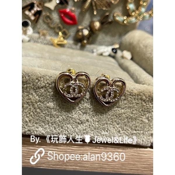 CHANEL 香奈兒 甜美 日常穿搭 愛心 鏤空 二手 淡金色 LOGO 迷你 水鑽  造型 耳環-細節圖3