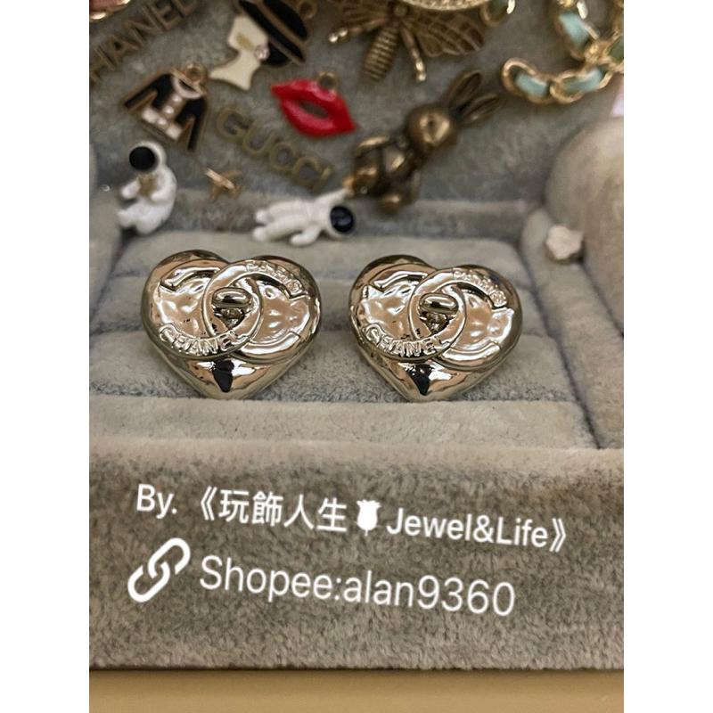 CHANEL 香奈兒 超美 經典 愛心 書包扣 二手 敲打紋 素面 淡金色 造型 耳環-細節圖4