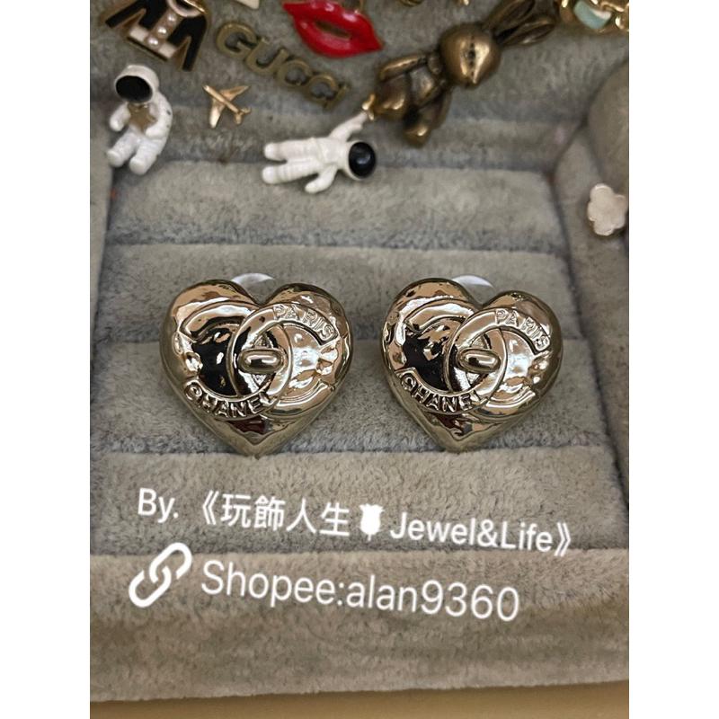 CHANEL 香奈兒 超美 經典 愛心 書包扣 二手 敲打紋 素面 淡金色 造型 耳環-細節圖5
