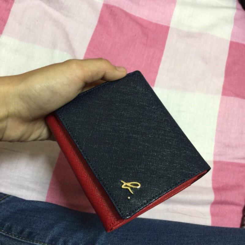 Agnes b 小b 💯 正品，深藍x紅混搭防刮牛皮經典Logo短夾-細節圖2