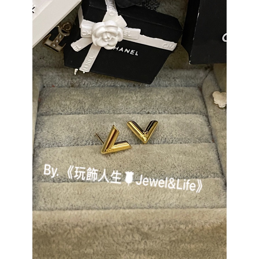 品牌經典 穿搭💯 基本款 迷你 金色 V字LOGO 二手 造型 耳環-細節圖2