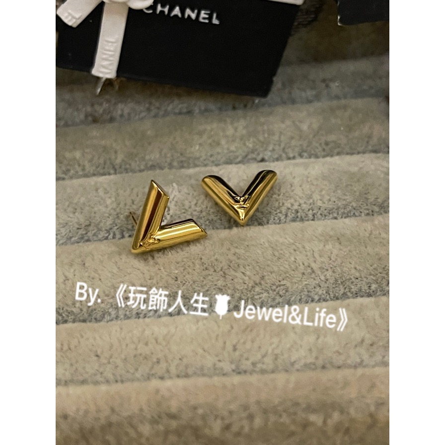品牌經典 穿搭💯 基本款 迷你 金色 V字LOGO 二手 造型 耳環-細節圖3