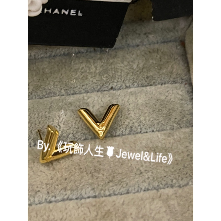 品牌經典 穿搭💯 基本款 迷你 金色 V字LOGO 二手 造型 耳環-細節圖4