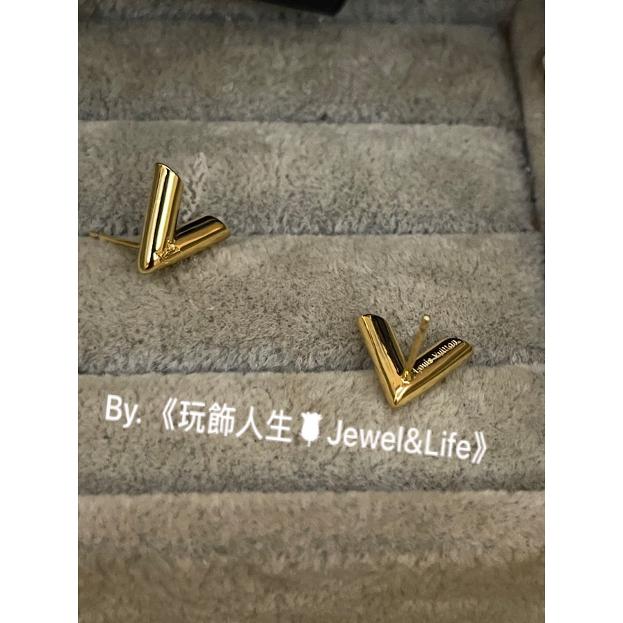 品牌經典 穿搭💯 基本款 迷你 金色 V字LOGO 二手 造型 耳環-細節圖5
