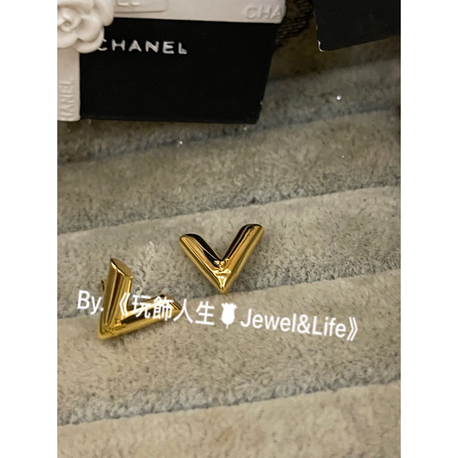 品牌經典 穿搭💯 基本款 迷你 金色 V字LOGO 二手 造型 耳環-細節圖7