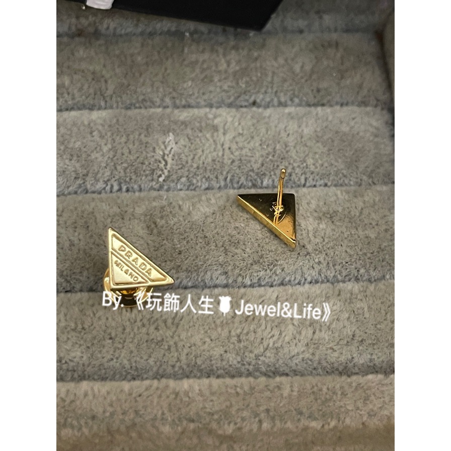 品牌經典💯 三角標 LOGO 基本款 素面 字母 金色 迷你 二手 造型 耳環-細節圖7