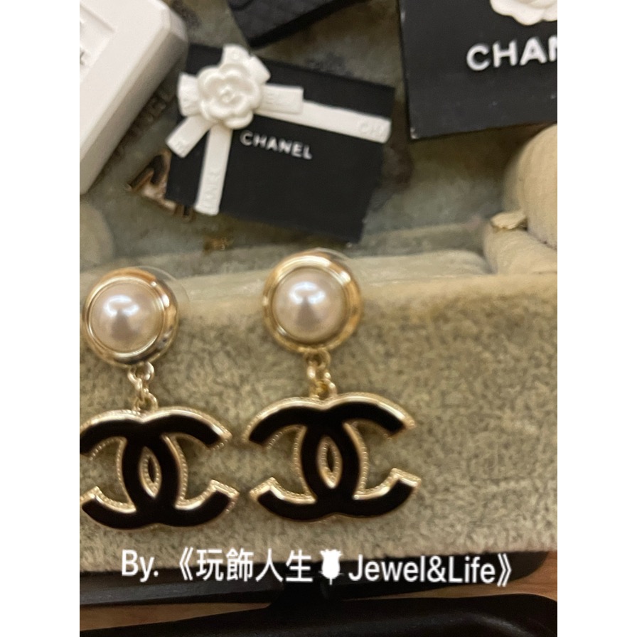 品牌經典💯 超美 Chanel 基本款LOGO 氣質 黑色珐瑯 金色 珍珠 二手 垂墜式造型 耳環-細節圖2