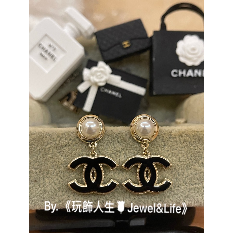 品牌經典💯 超美 Chanel 基本款LOGO 氣質 黑色珐瑯 金色 珍珠 二手 垂墜式造型 耳環-細節圖3