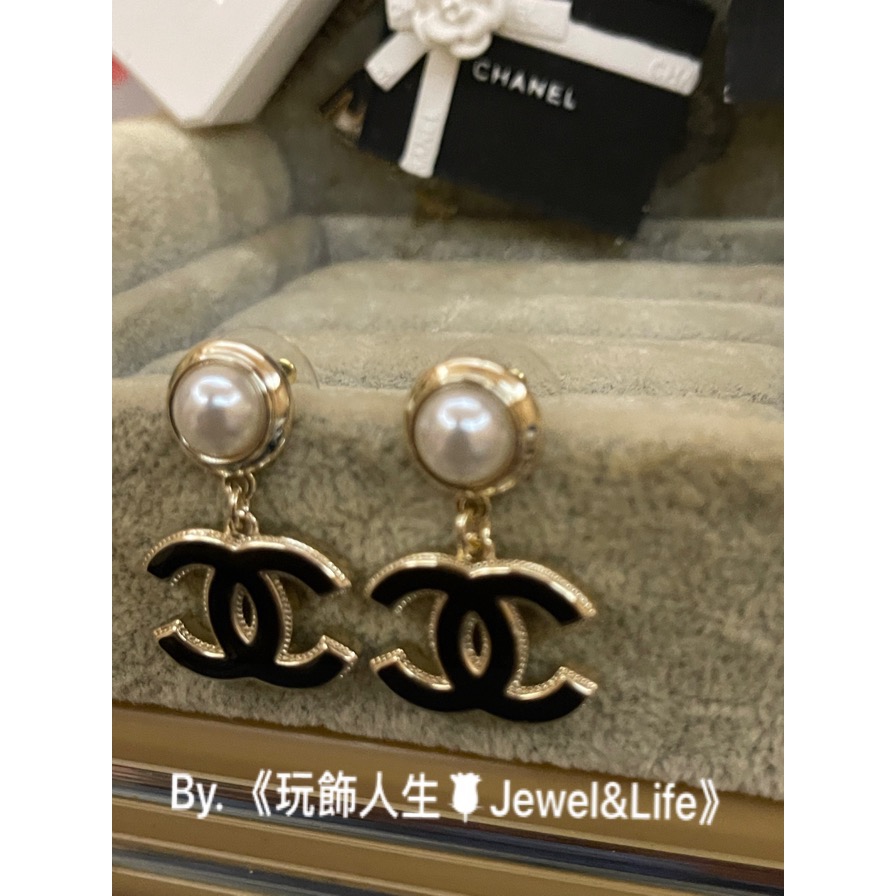 品牌經典💯 超美 Chanel 基本款LOGO 氣質 黑色珐瑯 金色 珍珠 二手 垂墜式造型 耳環-細節圖4