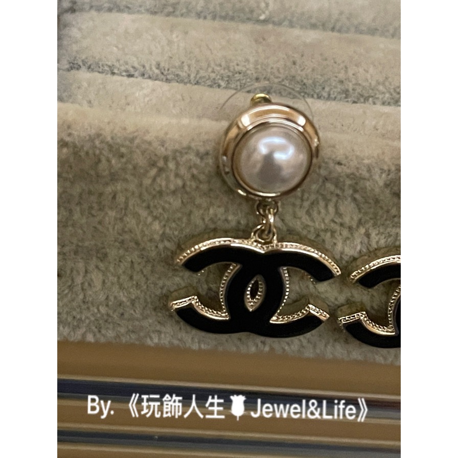 品牌經典💯 超美 Chanel 基本款LOGO 氣質 黑色珐瑯 金色 珍珠 二手 垂墜式造型 耳環-細節圖5