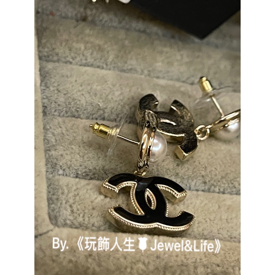 品牌經典💯 超美 Chanel 基本款LOGO 氣質 黑色珐瑯 金色 珍珠 二手 垂墜式造型 耳環-細節圖7