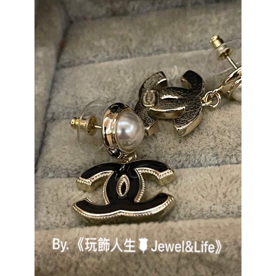 品牌經典💯 超美 Chanel 基本款LOGO 氣質 黑色珐瑯 金色 珍珠 二手 垂墜式造型 耳環-細節圖8