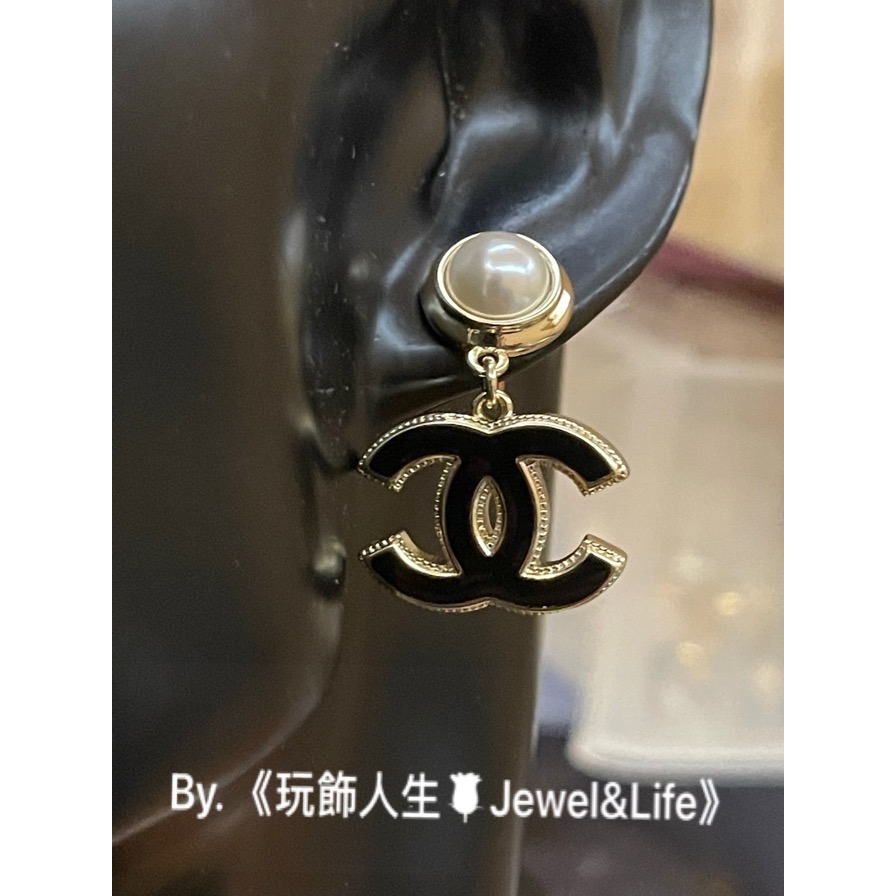 品牌經典💯 超美 Chanel 基本款LOGO 氣質 黑色珐瑯 金色 珍珠 二手 垂墜式造型 耳環-細節圖9