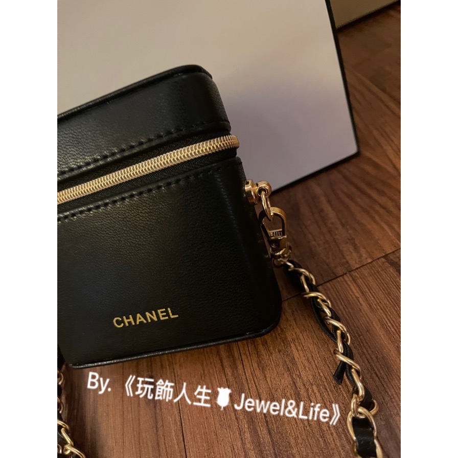 Chanel 品牌VIP經典贈品MAKE UP系列💯 超美 黑色 金扣 改造口紅包 硬包 小廢包 斜背包-細節圖3