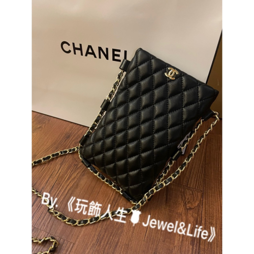 品牌VIP經典贈品MAKE UP系列💯 超美 黑色皮穿鍊 Chanel 金扣 斜背包 手機包 小廢包 斜背包 鏈帶包