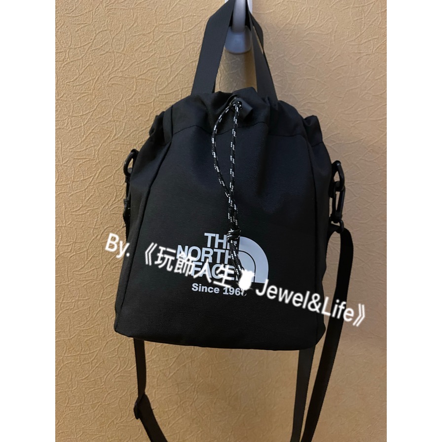 品牌VIP經典贈品系列💯THE NORTH FACE 1966 黑色 尼龍防潑水材質 手提 斜背 兩用 抽繩 水桶包-細節圖4