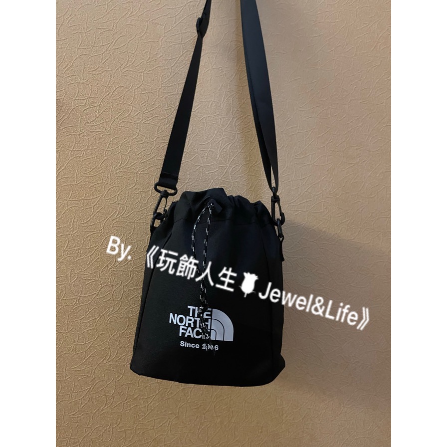 品牌VIP經典贈品系列💯THE NORTH FACE 1966 黑色 尼龍防潑水材質 手提 斜背 兩用 抽繩 水桶包-細節圖5