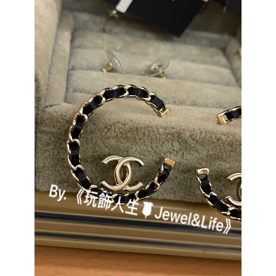 品牌經典💯 基本款 超美 大C圈 半圓 雙C 黑色皮革 Chanel 皮穿鍊 淡金色 二手 造型 耳環-細節圖2