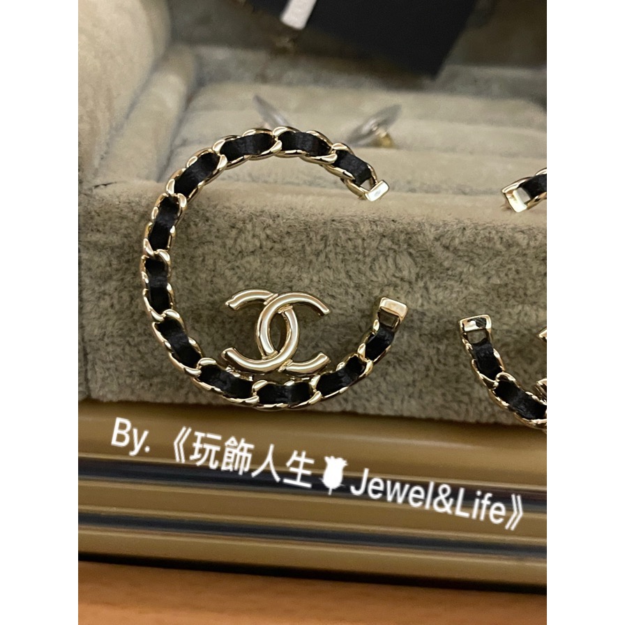 品牌經典💯 基本款 超美 大C圈 半圓 雙C 黑色皮革 Chanel 皮穿鍊 淡金色 二手 造型 耳環-細節圖3