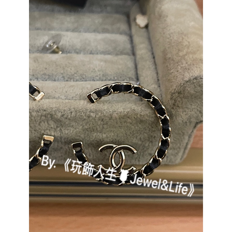 品牌經典💯 基本款 超美 大C圈 半圓 雙C 黑色皮革 Chanel 皮穿鍊 淡金色 二手 造型 耳環-細節圖5