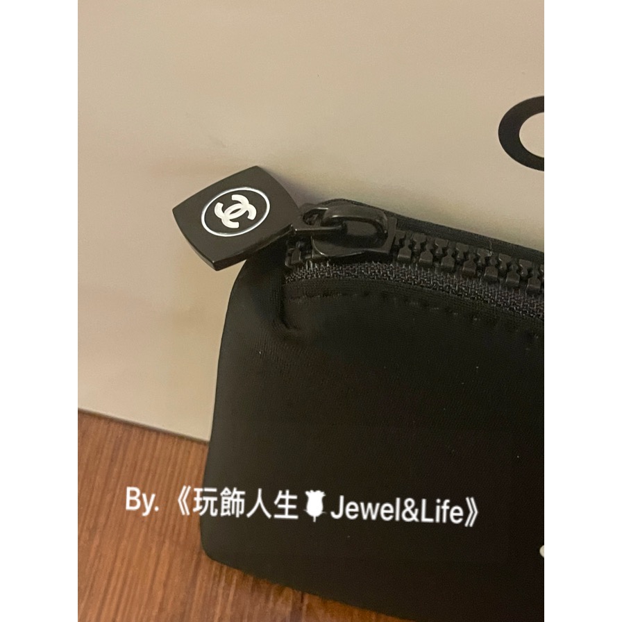 品牌VIP經典BEAUTE系列💯 超美 輕便 雙C Chanel 字母LOGO 粗拉鏈 太空棉防潑水材質 素面 化妝包-細節圖3