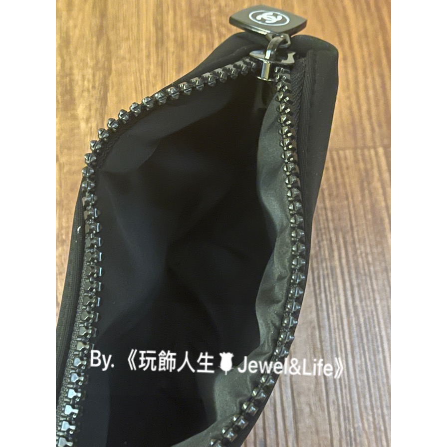 品牌VIP經典BEAUTE系列💯 超美 輕便 雙C Chanel 字母LOGO 粗拉鏈 太空棉防潑水材質 素面 化妝包-細節圖5