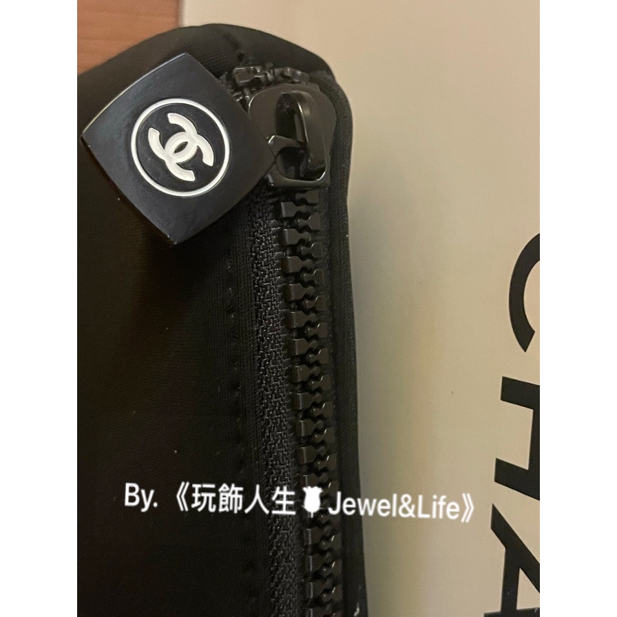 品牌VIP經典BEAUTE系列💯 超美 輕便 雙C Chanel 字母LOGO 粗拉鏈 太空棉防潑水材質 素面 化妝包-細節圖7