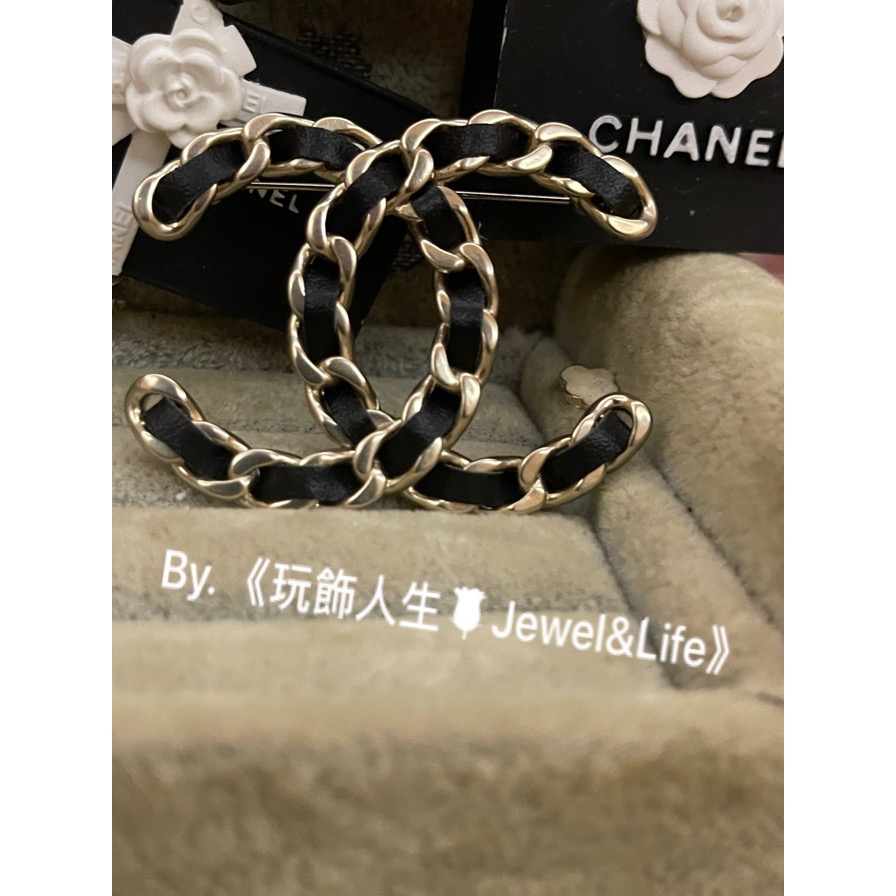 品牌經典💯 基本款 超美 皮穿鍊 黑色皮革 Chanel 復古淡金色 大雙C 素面 二手 造型 胸針 別針-細節圖2