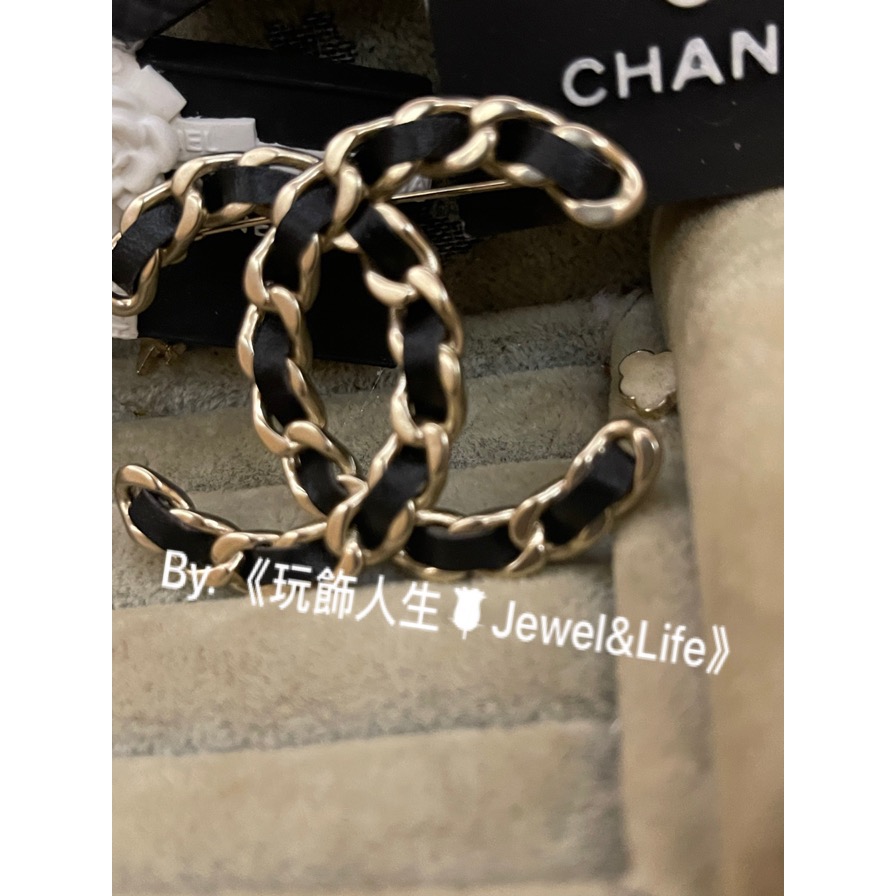 品牌經典💯 基本款 超美 皮穿鍊 黑色皮革 Chanel 復古淡金色 大雙C 素面 二手 造型 胸針 別針-細節圖3