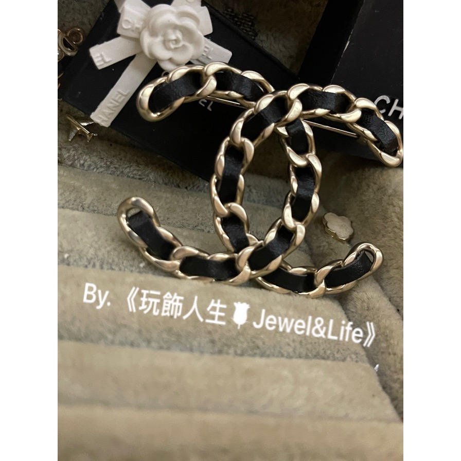 品牌經典💯 基本款 超美 皮穿鍊 黑色皮革 Chanel 復古淡金色 大雙C 素面 二手 造型 胸針 別針-細節圖4