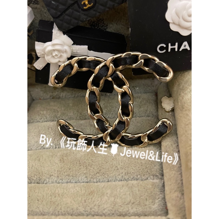 品牌經典💯 基本款 超美 皮穿鍊 黑色皮革 Chanel 復古淡金色 大雙C 素面 二手 造型 胸針 別針-細節圖5