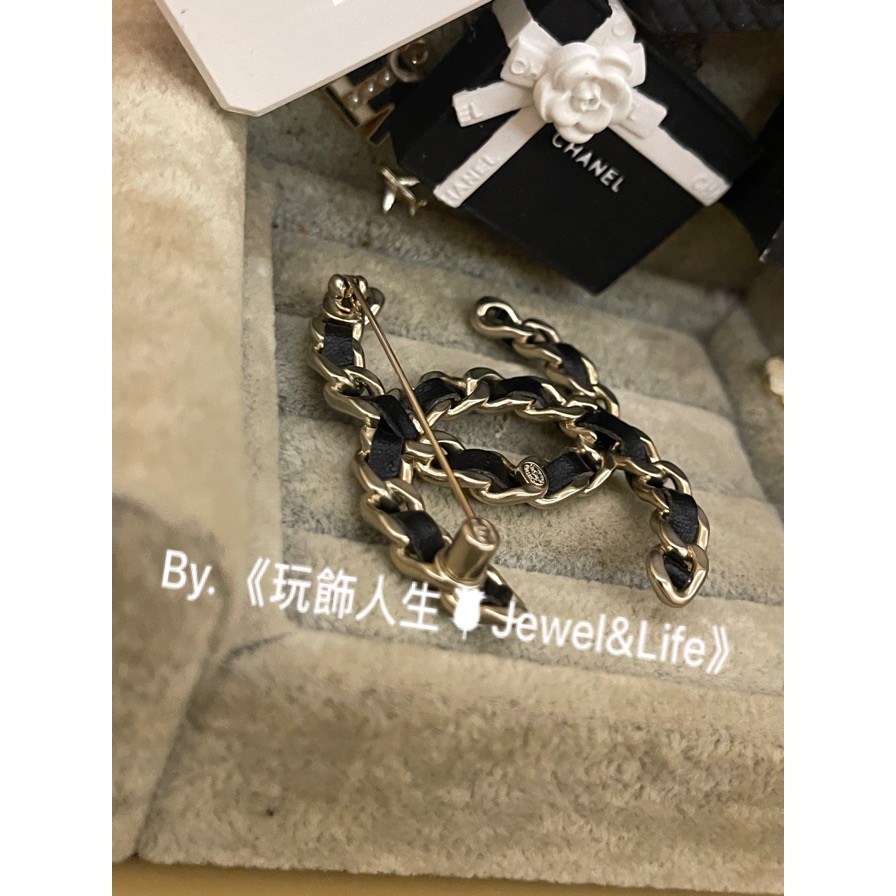 品牌經典💯 基本款 超美 皮穿鍊 黑色皮革 Chanel 復古淡金色 大雙C 素面 二手 造型 胸針 別針-細節圖6