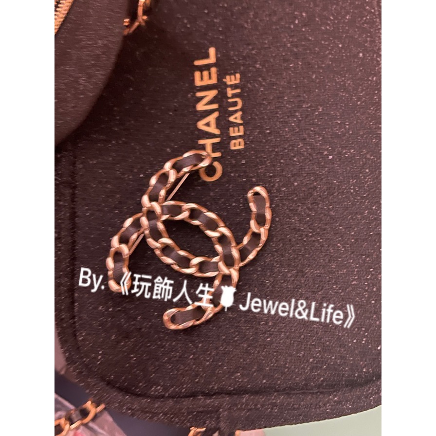 品牌經典💯 基本款 超美 皮穿鍊 黑色皮革 Chanel 復古淡金色 大雙C 素面 二手 造型 胸針 別針-細節圖8