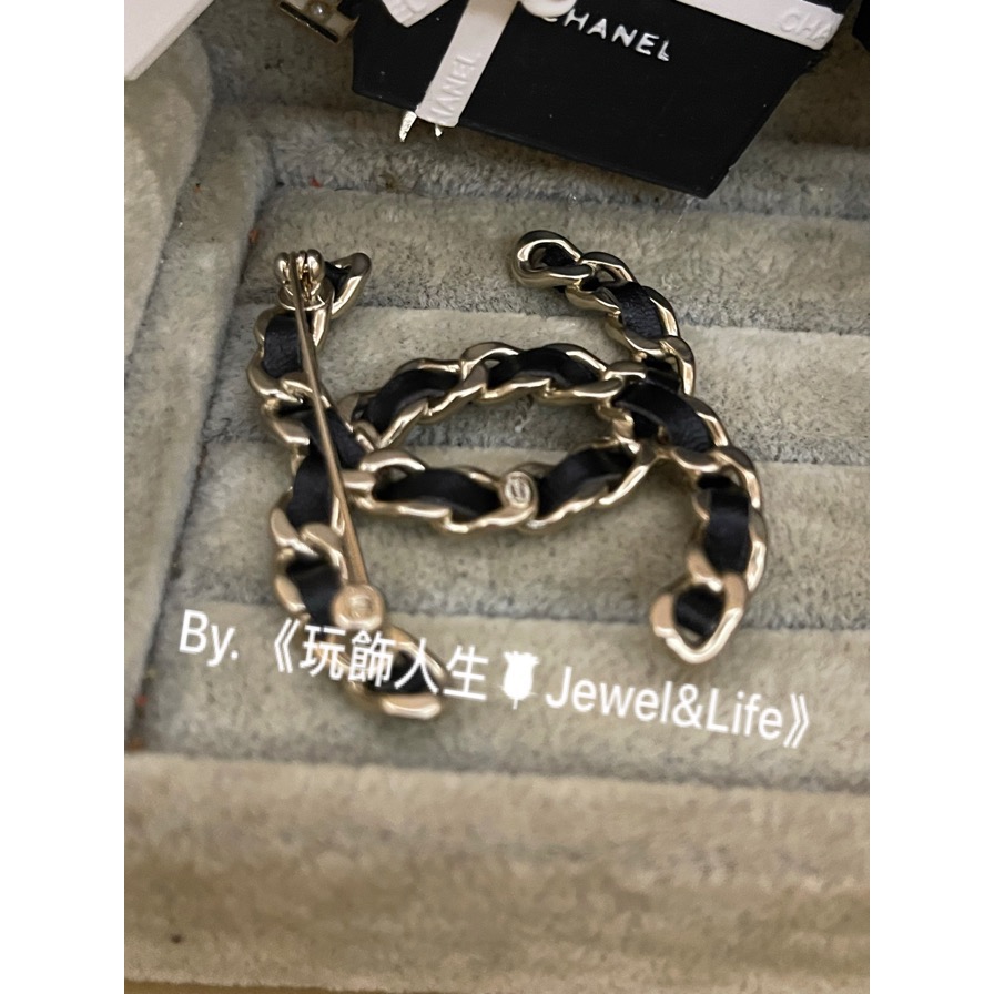 品牌經典💯 基本款 超美 皮穿鍊 黑色皮革 Chanel 復古淡金色 大雙C 素面 二手 造型 胸針 別針-細節圖9