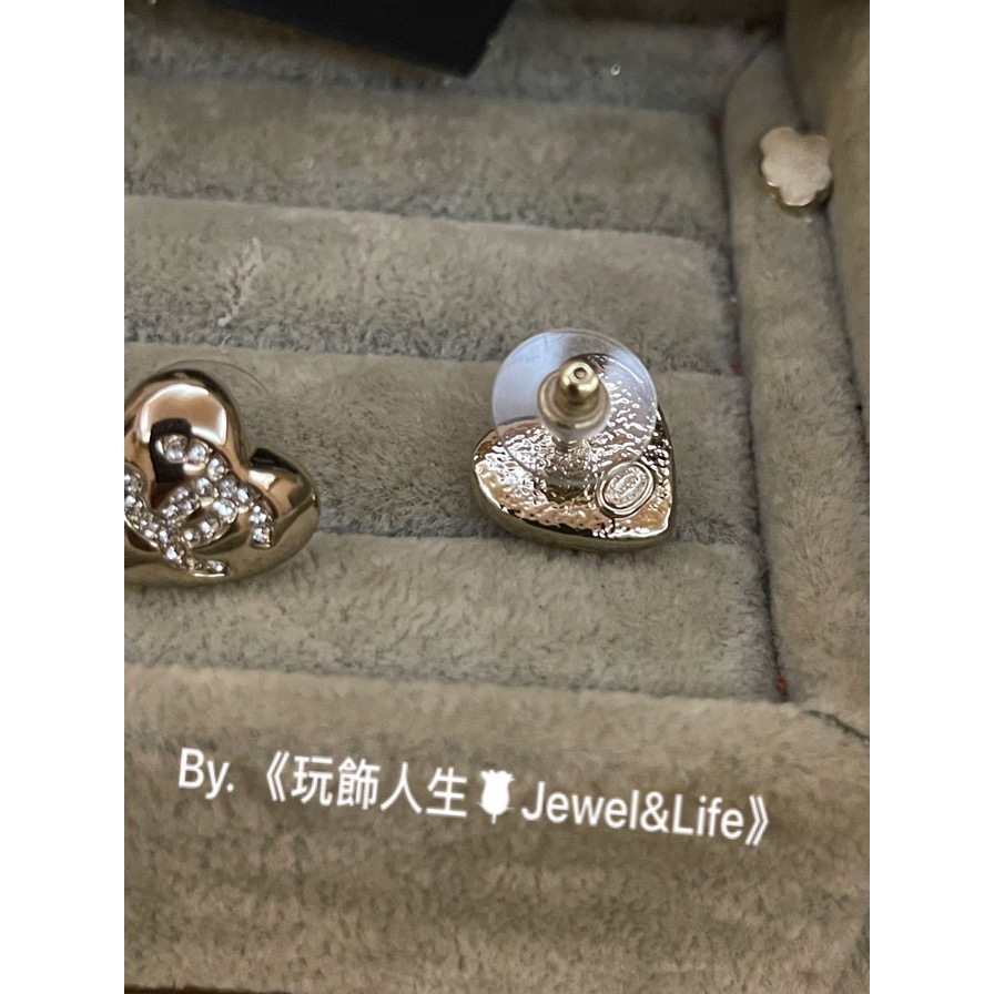 品牌經典💯 甜美 愛心 不對稱 淡金色 Chanel 黑色字母琺瑯 水鑽雙C 二手 造型 耳環-細節圖9