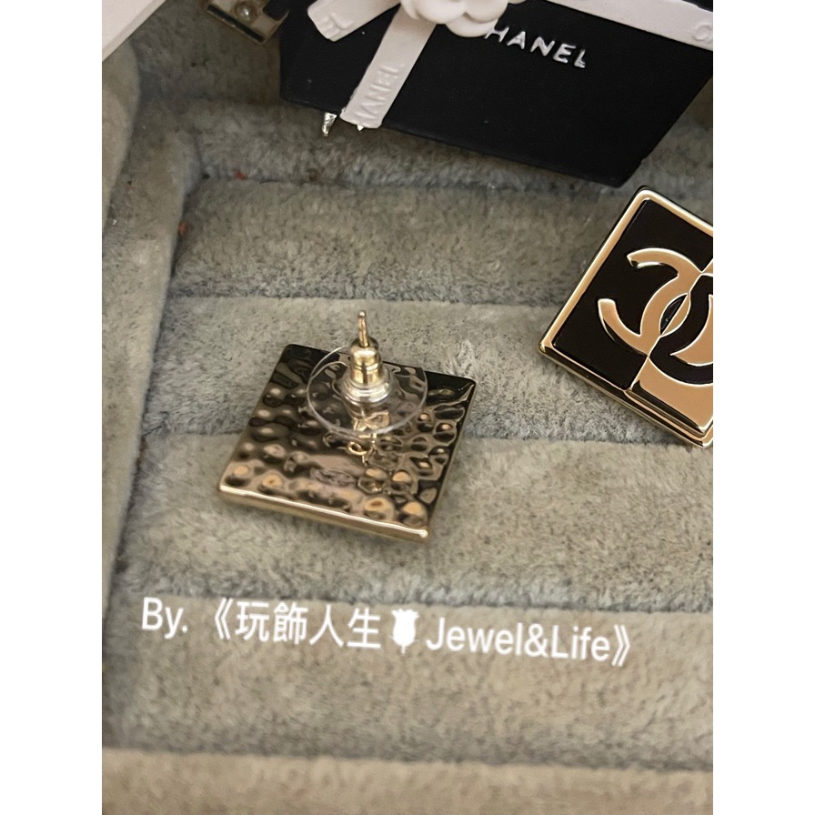 品牌經典💯 基本款 方形 超美 百搭 黑琺瑯 金色 Chanel 全金屬 雙C 大LOGO 二手 造型 耳環-細節圖9