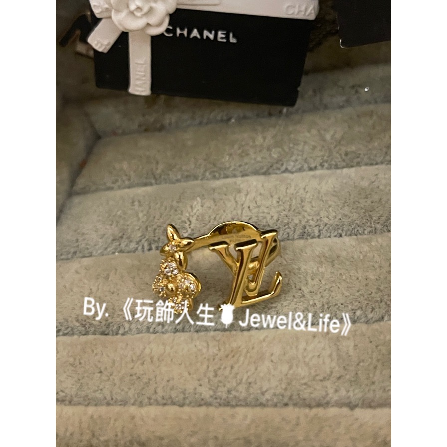 品牌系列💯Louis Vuitton LV 超美 經典 幸運草 水鑽 金屬字母LOGO 金色 二手 造型 開口戒 戒指-細節圖4
