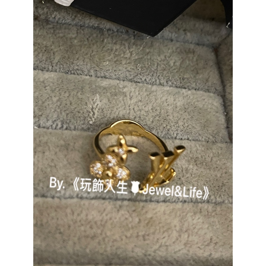 品牌系列💯Louis Vuitton LV 超美 經典 幸運草 水鑽 金屬字母LOGO 金色 二手 造型 開口戒 戒指-細節圖9