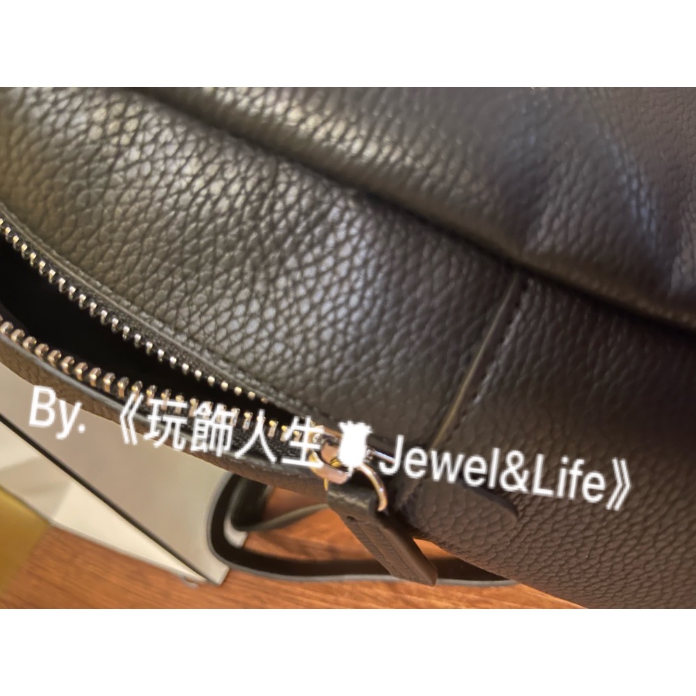 品牌系列💯 Agnes’b 小B 經典 全新 實用 黑色 壓印LOGO 後背包-細節圖7