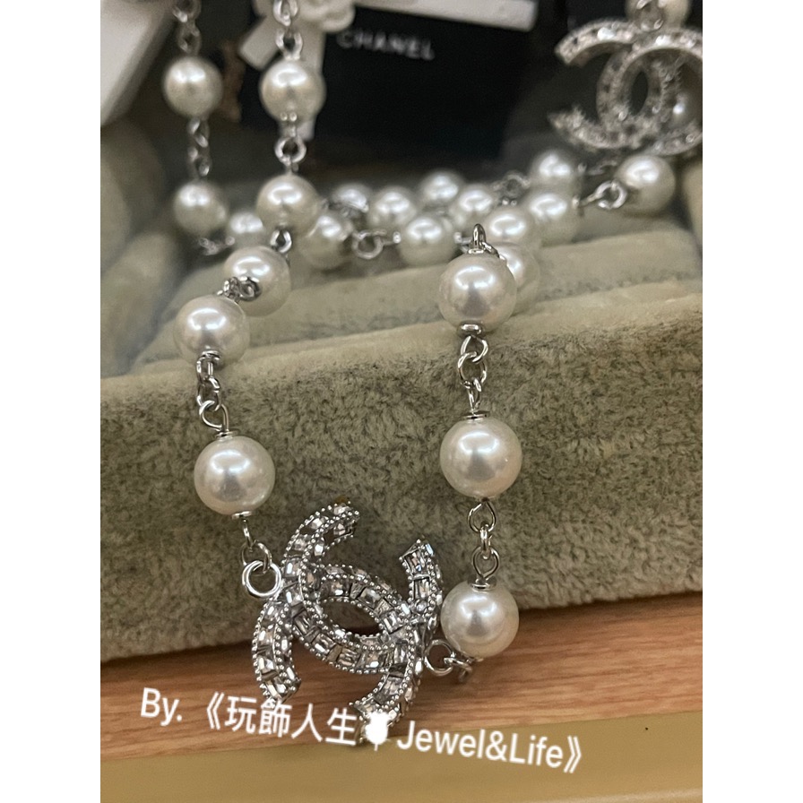 品牌系列💯超美 Chanel 高雅 氣質 大方 銀白配色 方形水鑽 雙C LOGO 珍珠 二手 造型 長項鍊 毛衣鍊-細節圖2