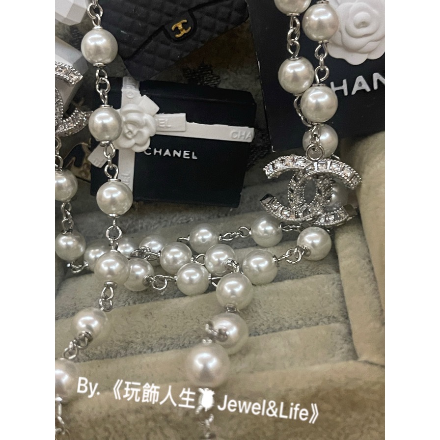 品牌系列💯超美 Chanel 高雅 氣質 大方 銀白配色 方形水鑽 雙C LOGO 珍珠 二手 造型 長項鍊 毛衣鍊-細節圖3