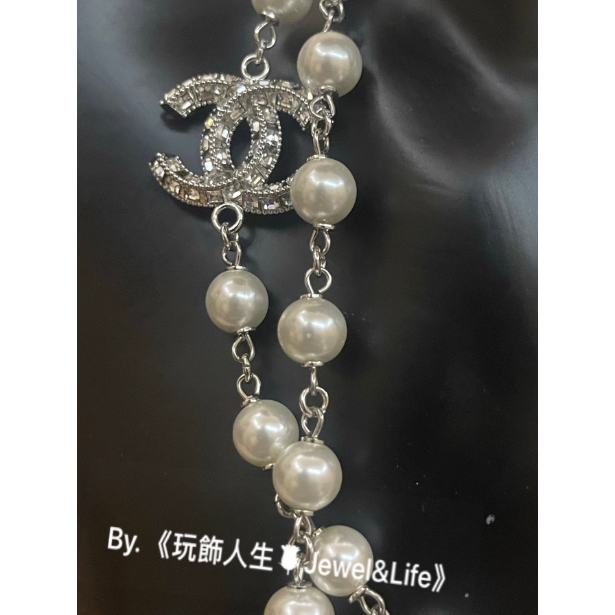品牌系列💯超美 Chanel 高雅 氣質 大方 銀白配色 方形水鑽 雙C LOGO 珍珠 二手 造型 長項鍊 毛衣鍊-細節圖5
