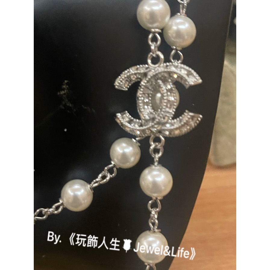 品牌系列💯超美 Chanel 高雅 氣質 大方 銀白配色 方形水鑽 雙C LOGO 珍珠 二手 造型 長項鍊 毛衣鍊-細節圖6