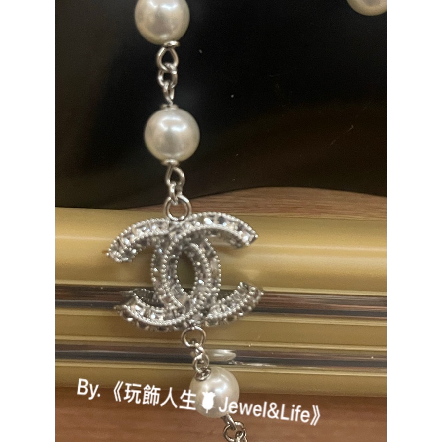 品牌系列💯超美 Chanel 高雅 氣質 大方 銀白配色 方形水鑽 雙C LOGO 珍珠 二手 造型 長項鍊 毛衣鍊-細節圖7