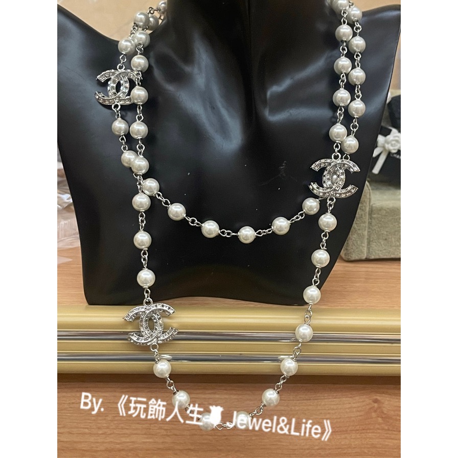 品牌系列💯超美 Chanel 高雅 氣質 大方 銀白配色 方形水鑽 雙C LOGO 珍珠 二手 造型 長項鍊 毛衣鍊-細節圖8