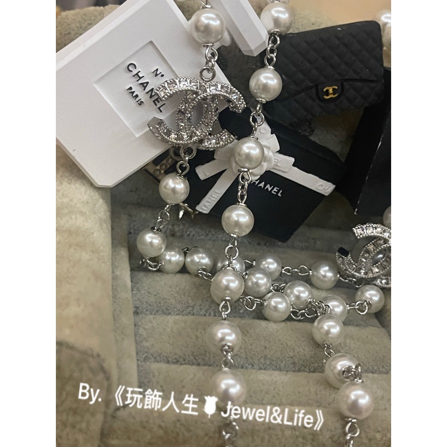 品牌系列💯超美 Chanel 高雅 氣質 大方 銀白配色 方形水鑽 雙C LOGO 珍珠 二手 造型 長項鍊 毛衣鍊-細節圖9