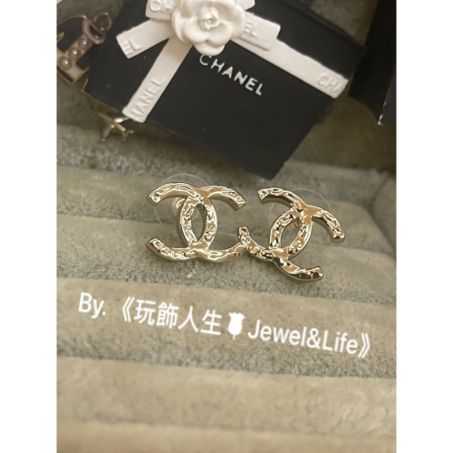 品牌系列‼️基本款 超美 素面 淡金色 Chanel 雙C LOGO 敲打面 二手 造型 迷你 耳環