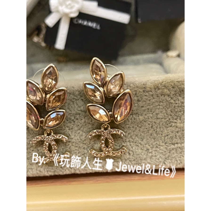 品牌推薦💯 超美 水滴落葉系列 香檳金色水鑽 Chanel 金屬淡金 垂墜雙C LOGO 二手 造型 耳環-細節圖3